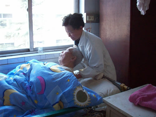 陪护人员在给老人擦洗