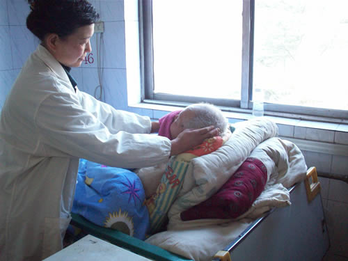 陪护人员在给老人擦洗