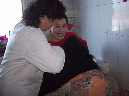 淄博老年康复中心陪护人员精心照料病人,老年法，老年模特