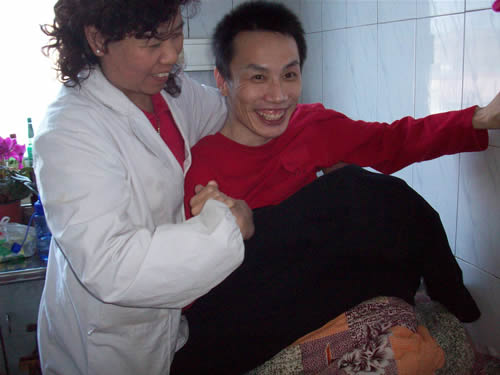 淄博老年康复中心陪护人员精心照料病人,老年法，老年模特