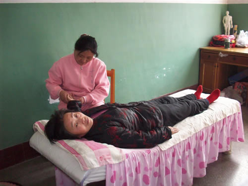 陪护人员在给偏瘫老人进行按摩,老年精神病，老年优待证