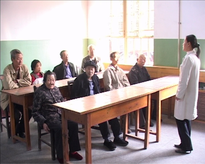 医务人员在给老年公寓的老人们讲课,，老年生活报，老年代步车