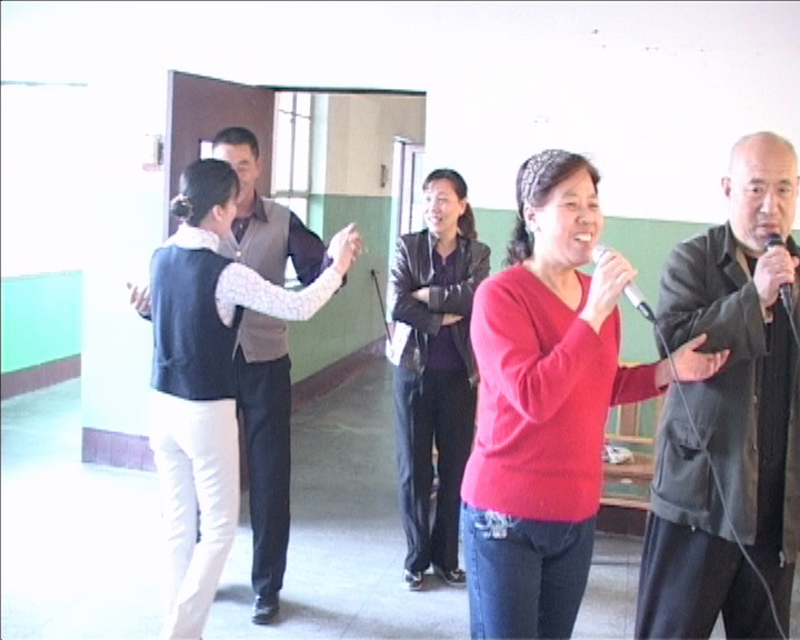 老年公寓里的工作人员与老人们联欢,东方老年网，老年街舞