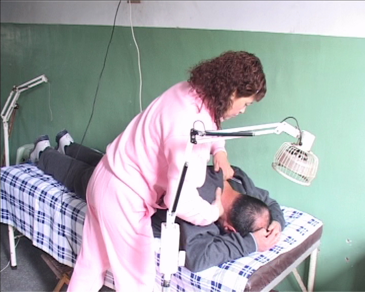 养老院的服务人员对老人很耐心,老年护理