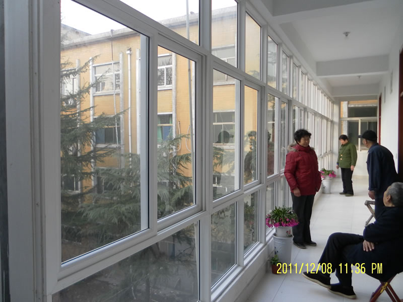 老人们冬天喜欢在走廊晒太阳