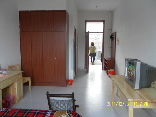 宽敞、明亮的房间