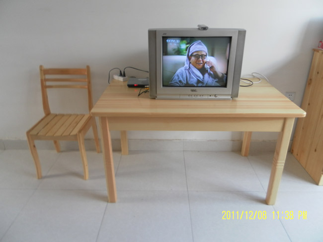 每个房间都有餐桌，两把椅子