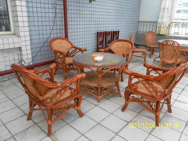 精致的藤艺家具、适合老人们休闲娱乐