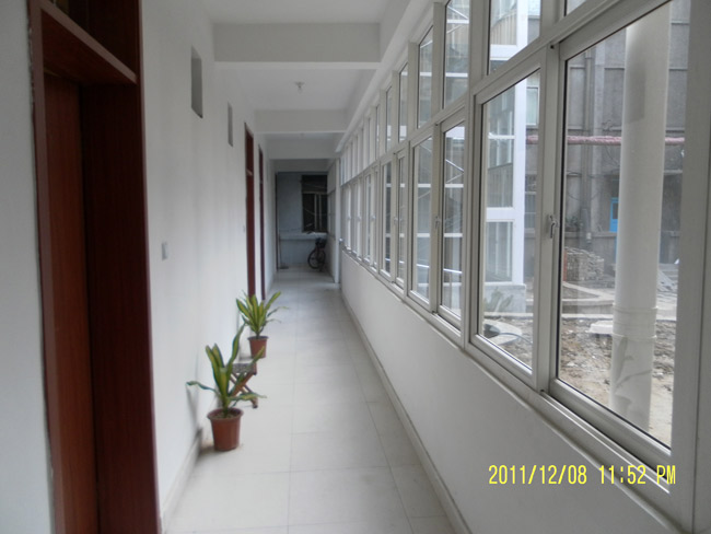 宽敞明亮的走廊