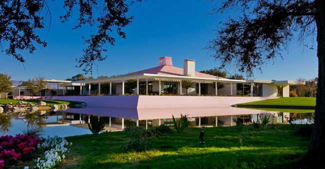 这是庄园内粉色屋顶的主建筑