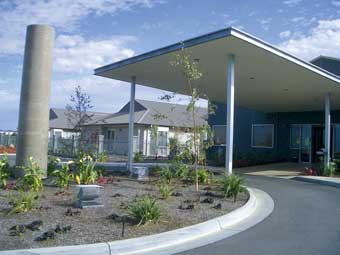 老年人久坐伤腰按摩有方