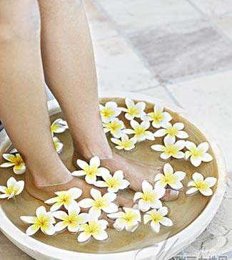 夏季也用温水洗脚