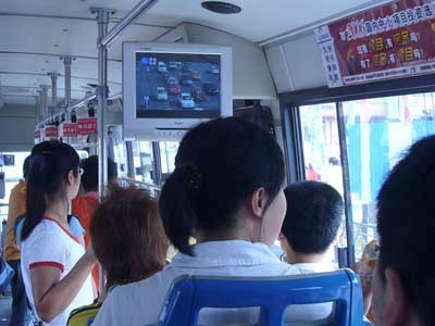 公车上别盯着电视看