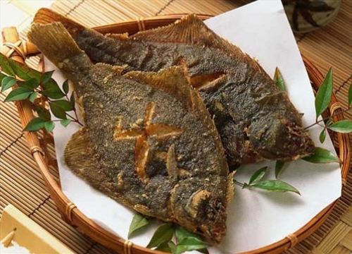 用烟熏食品下酒易诱发肠道疾病