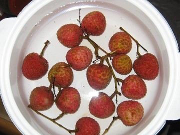 吃水果有讲究：荔枝浸盐水冰后再吃不会上火
