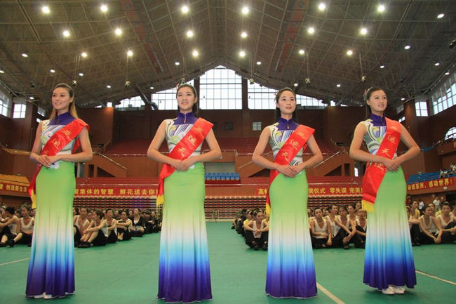 十个小动作帮你添自信：站直身体保持微笑