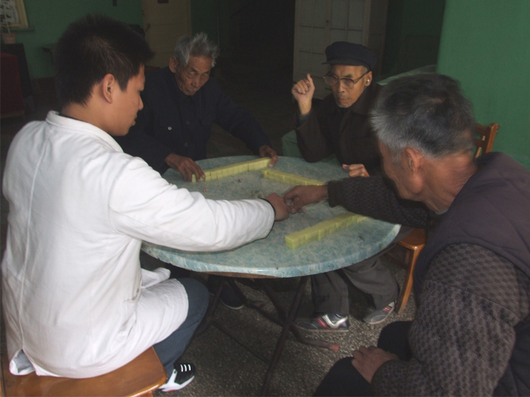 淄博敬老院工作人员与老人们一起打麻将，娱乐