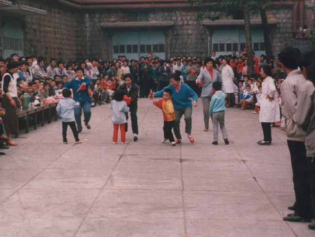 厂工会组织的母子运动会