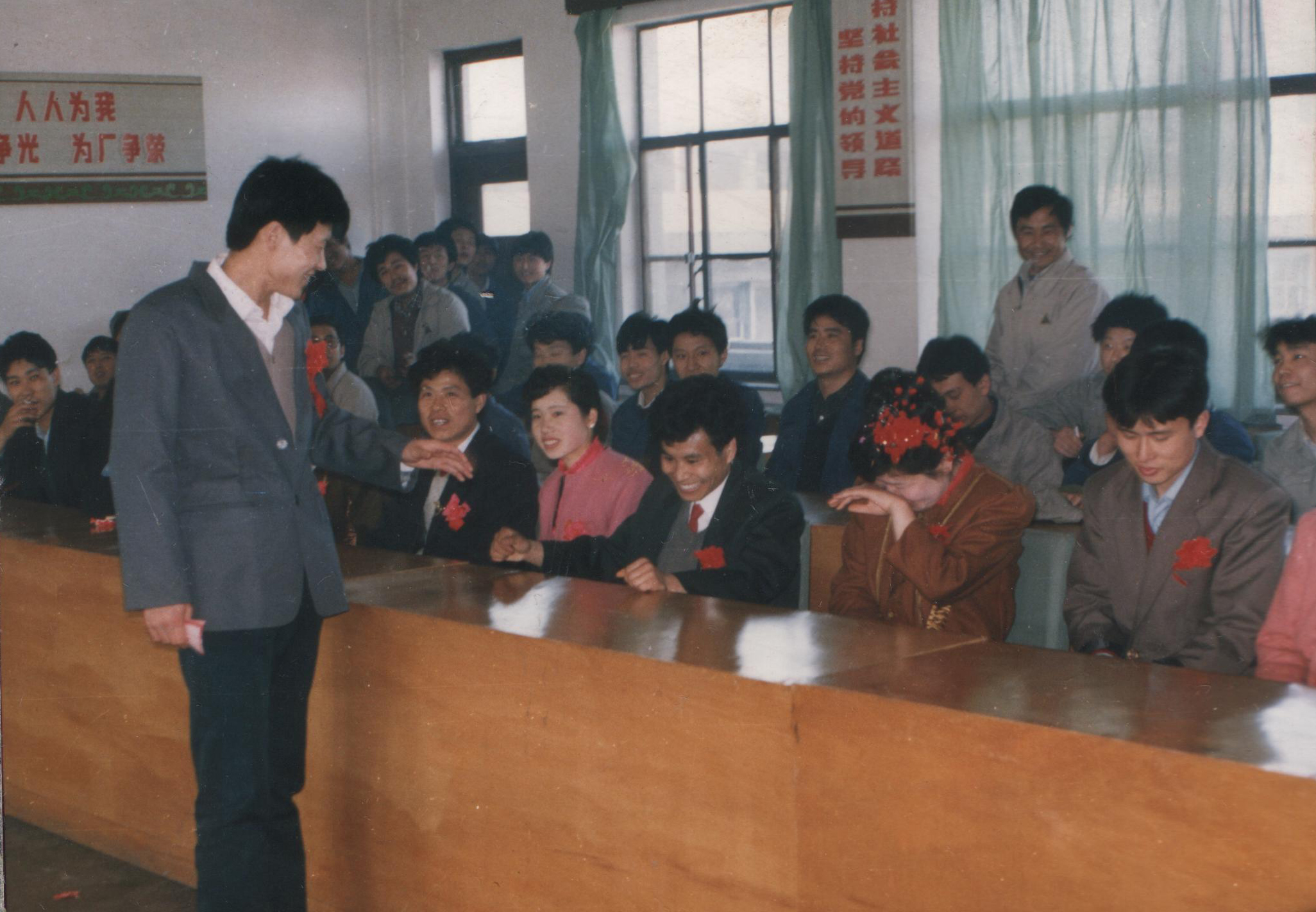 厂团委组织的集体婚礼