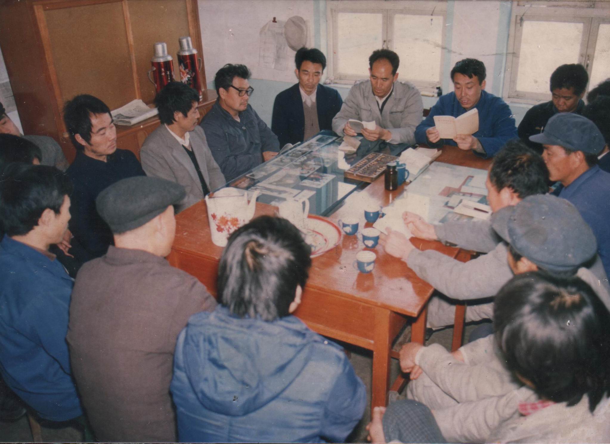 二车间领导与班组长在集体学习