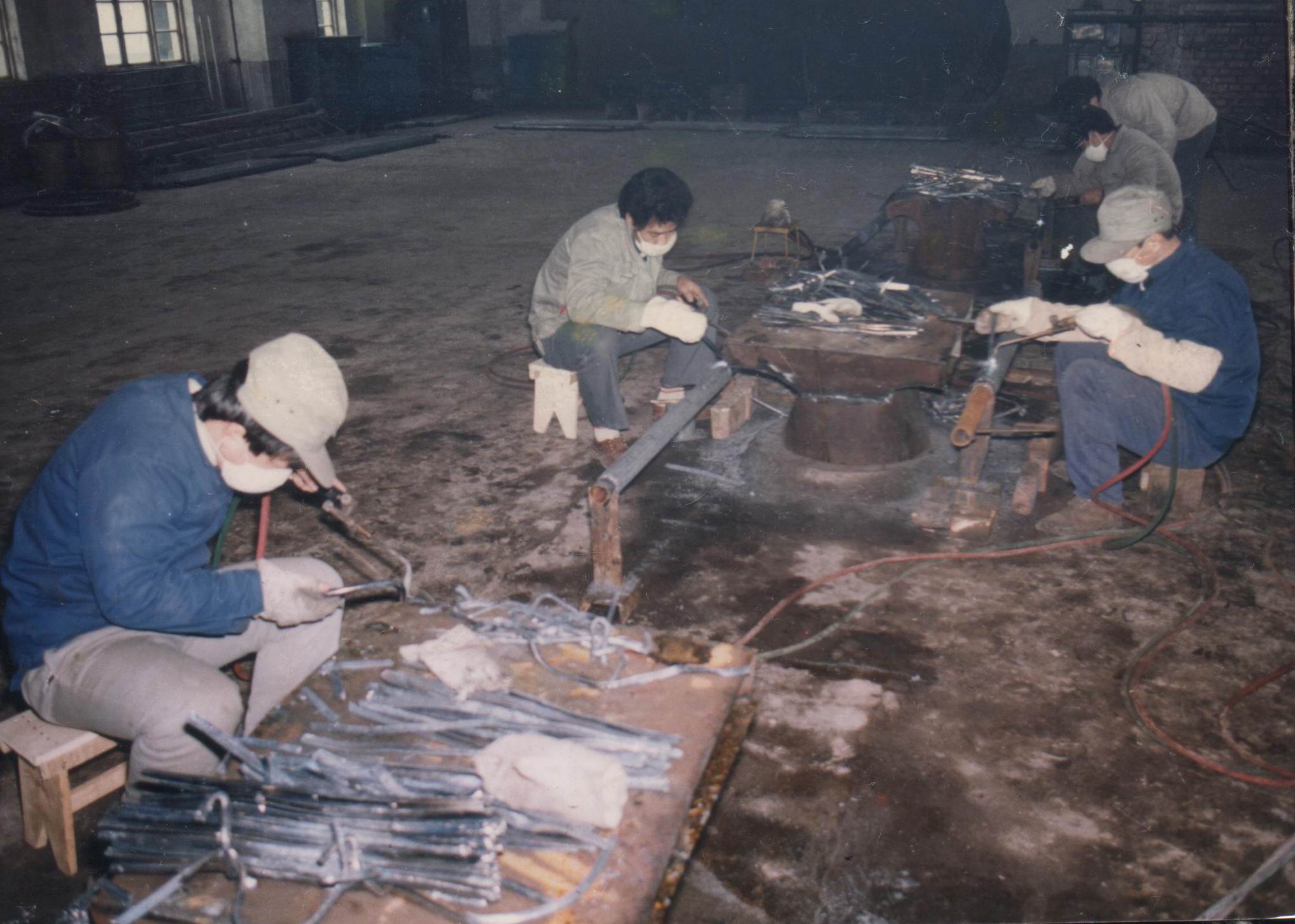 防腐车间工人工作现场