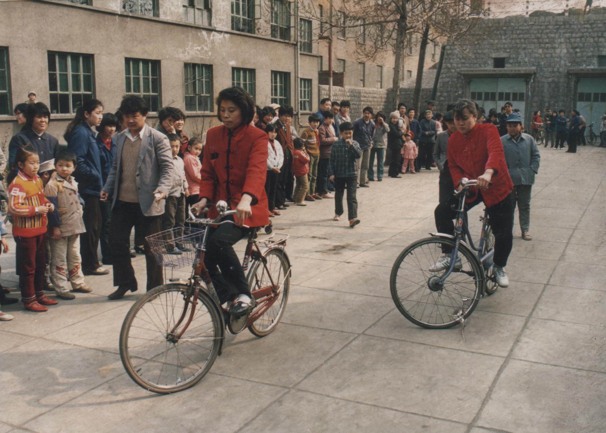 职工自行车比赛，看谁骑得更慢