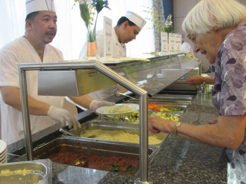 外国的老人在养老院吃的咋样