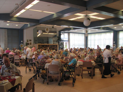 养老院的餐厅，汨罗老人