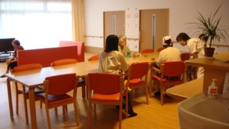 日本长崎养老院一瞥---做养老护理员的小伙子