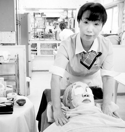 日本老人爱住养老院（近距离　看日本）