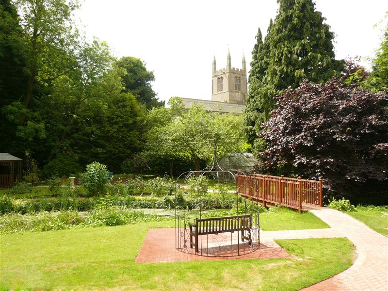 三星级的外国养老院 绿树成荫 小桥流水